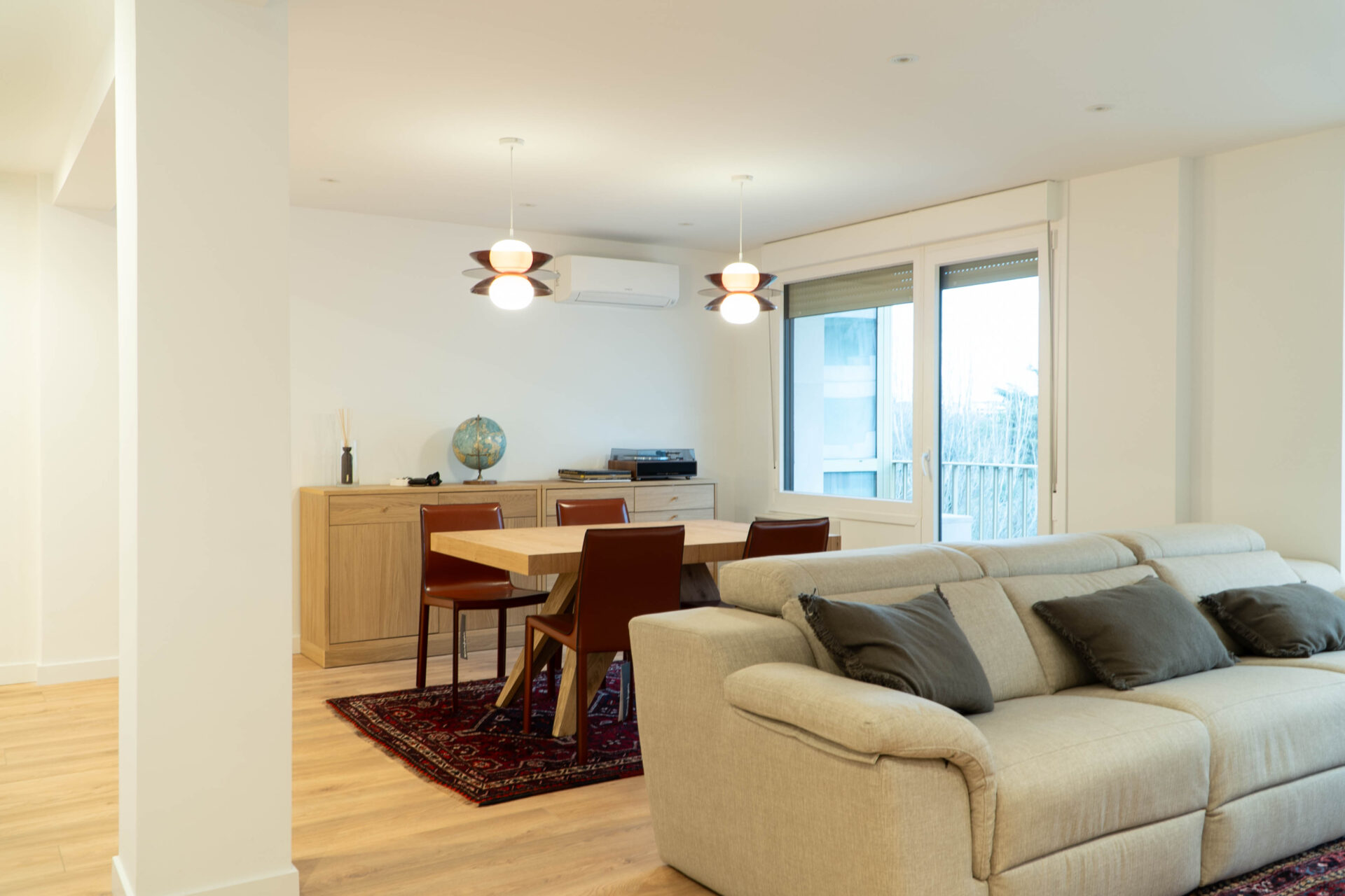 Desde la entrada, se siente la amplitud y continuidad a cada rincón