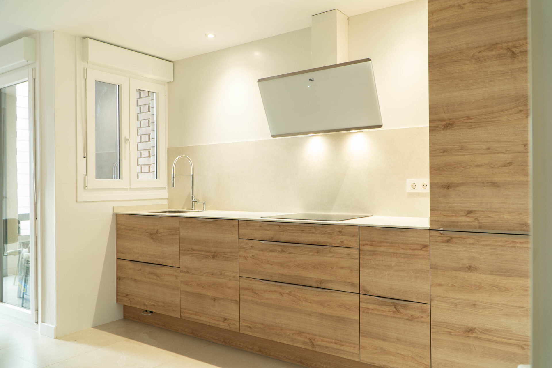 Reforma integral con divisiones de vidrio