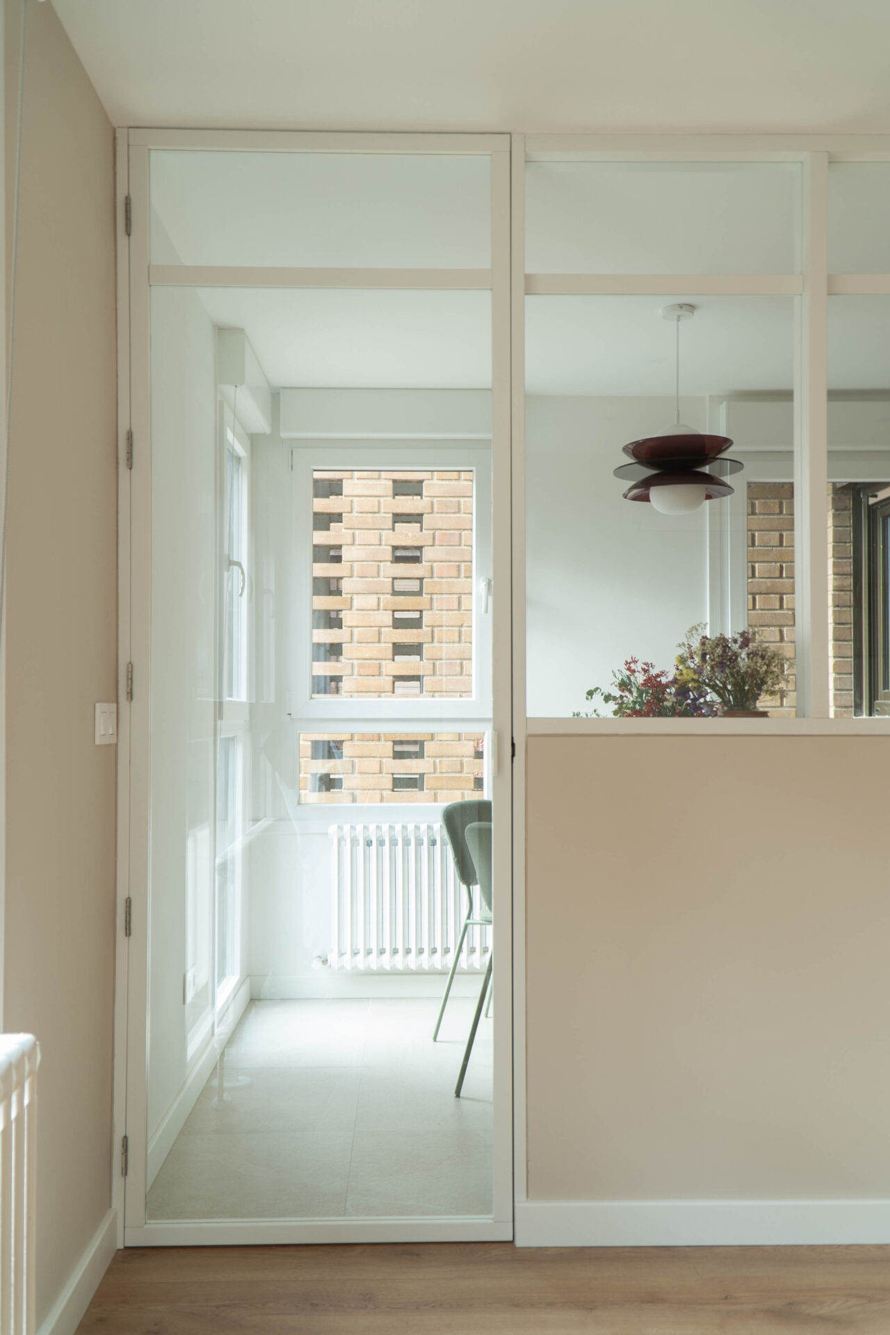 Reforma integral con divisiones de vidrio