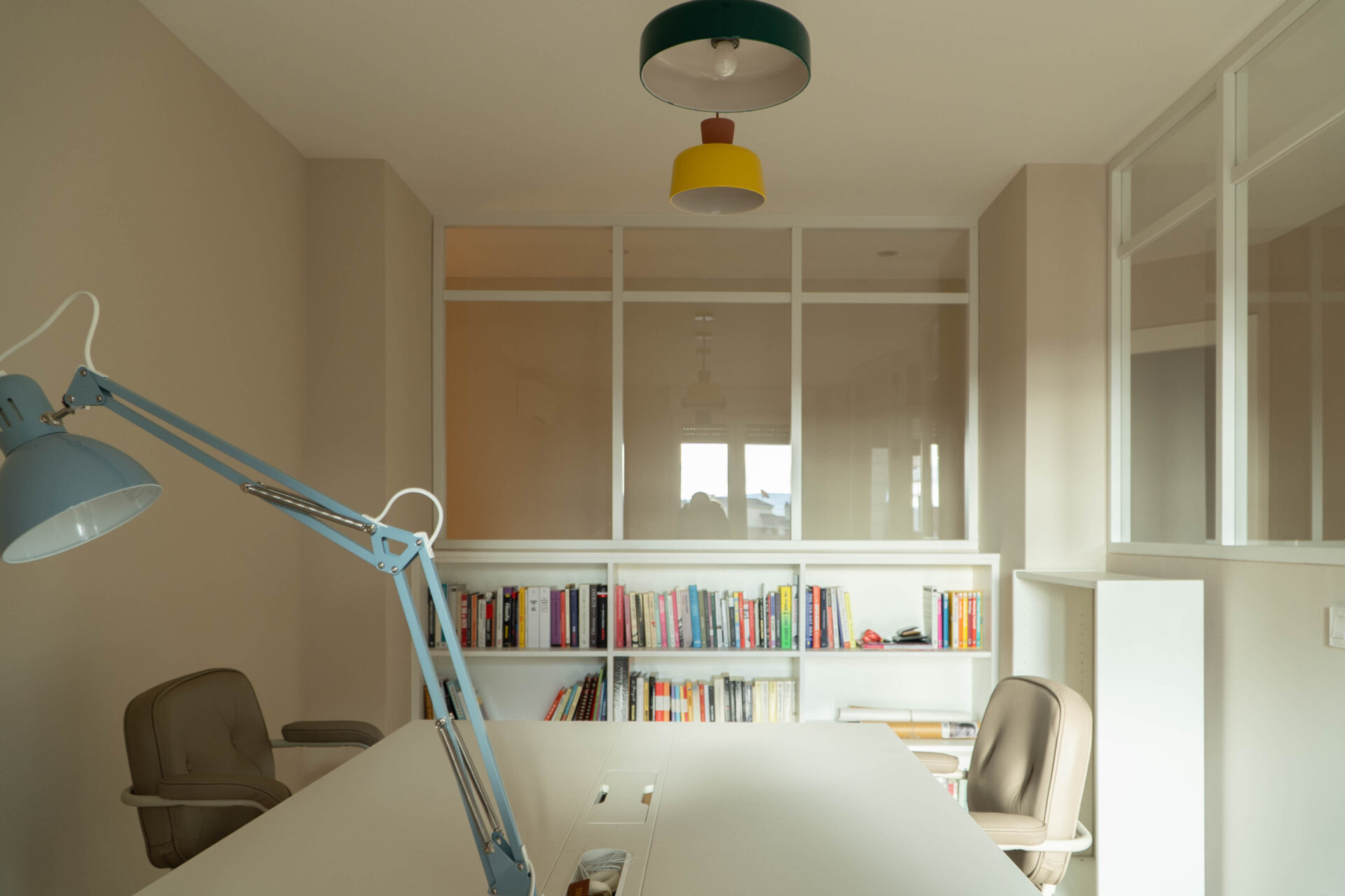 Reforma integral con divisiones de vidrio