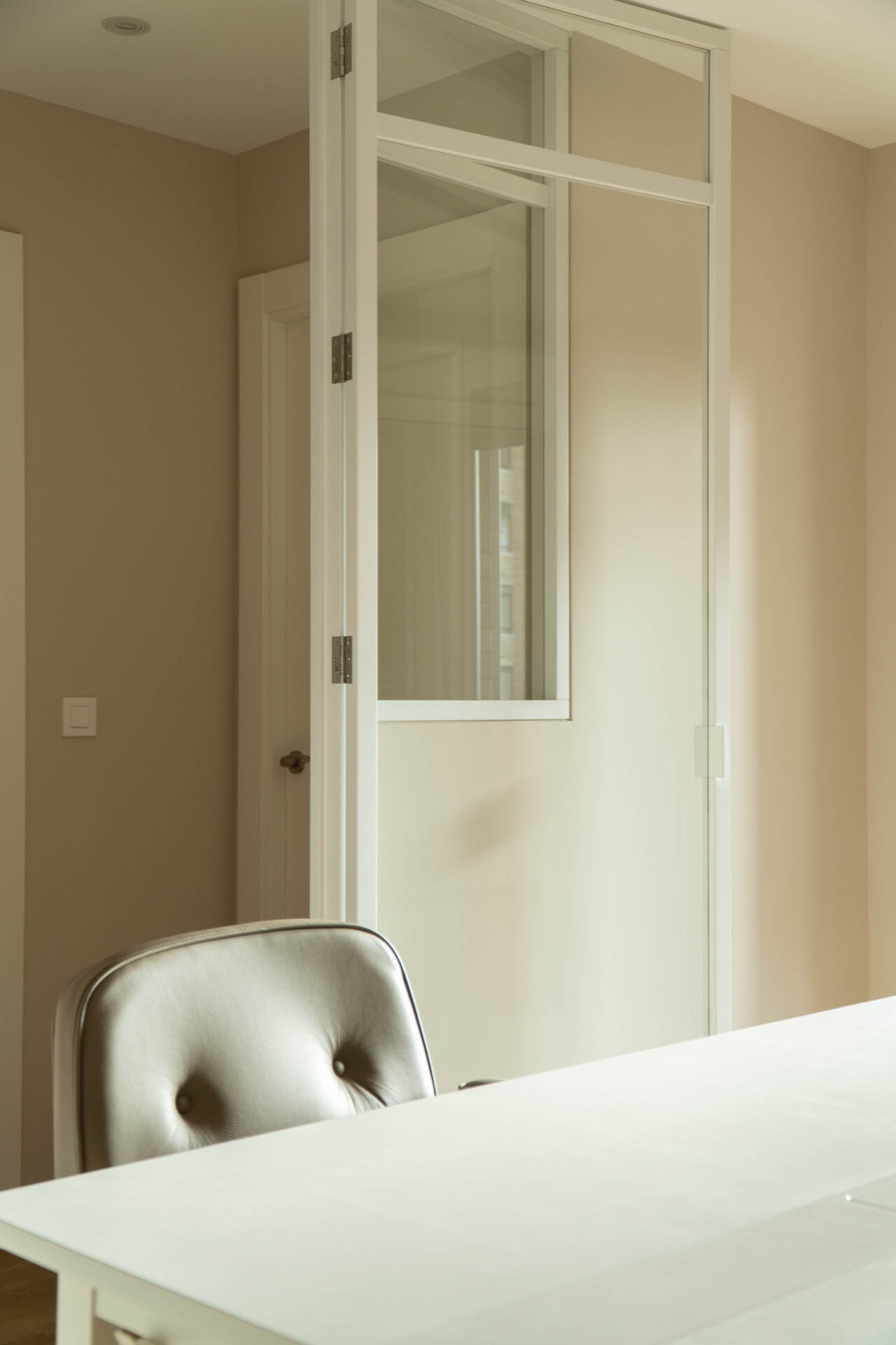 Reforma integral con divisiones de vidrio