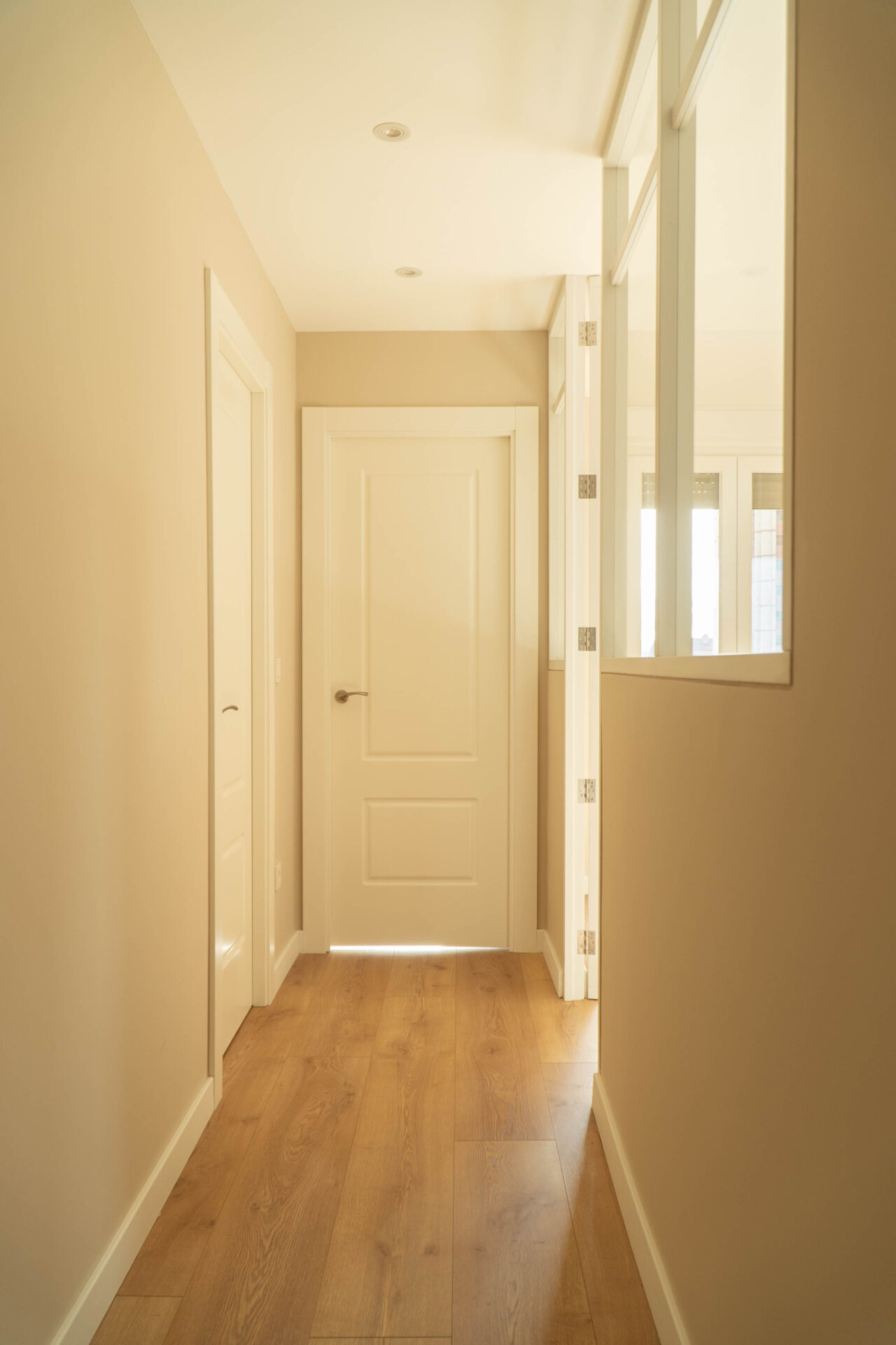 Reforma integral con divisiones de vidrio