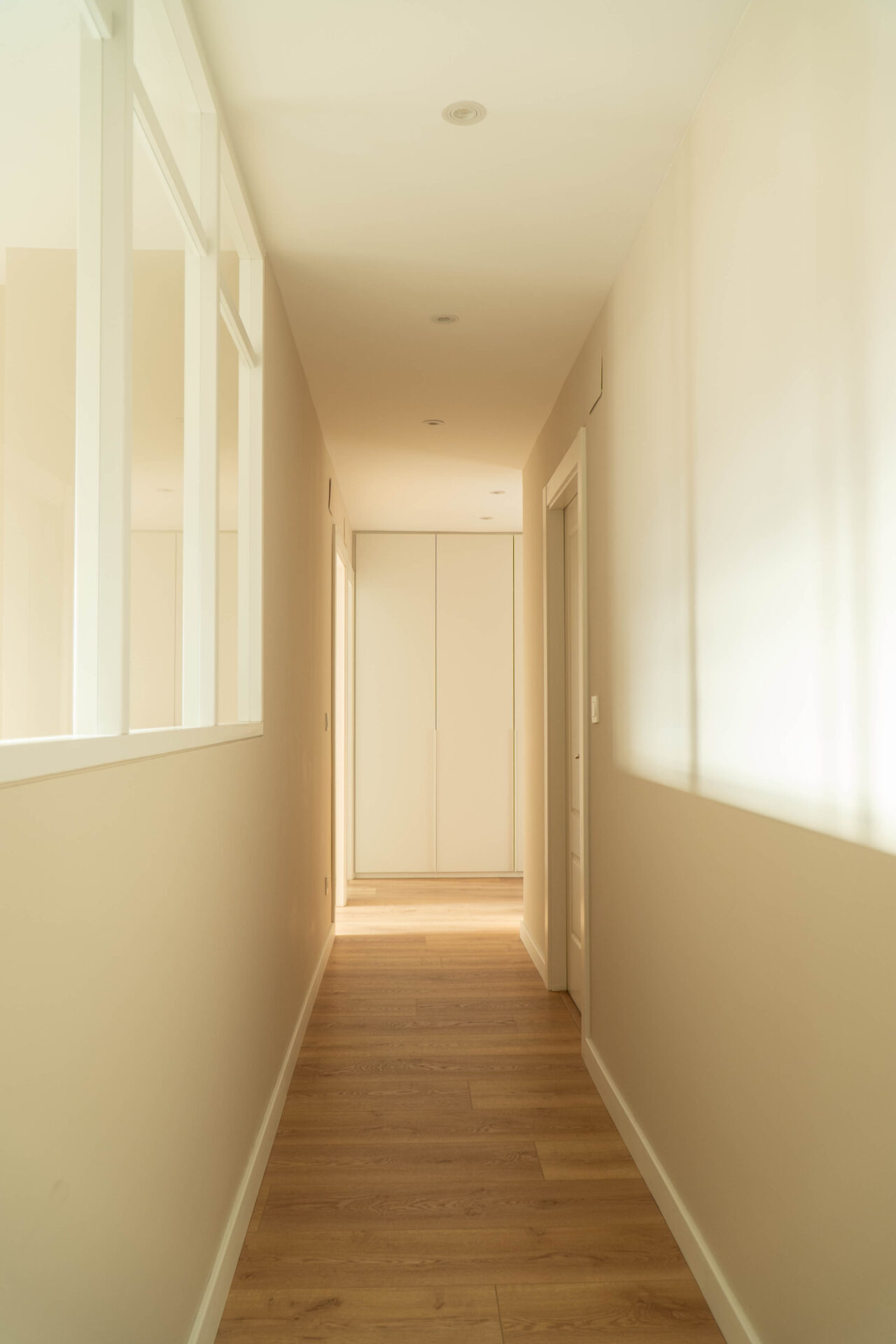 Reforma integral con divisiones de vidrio