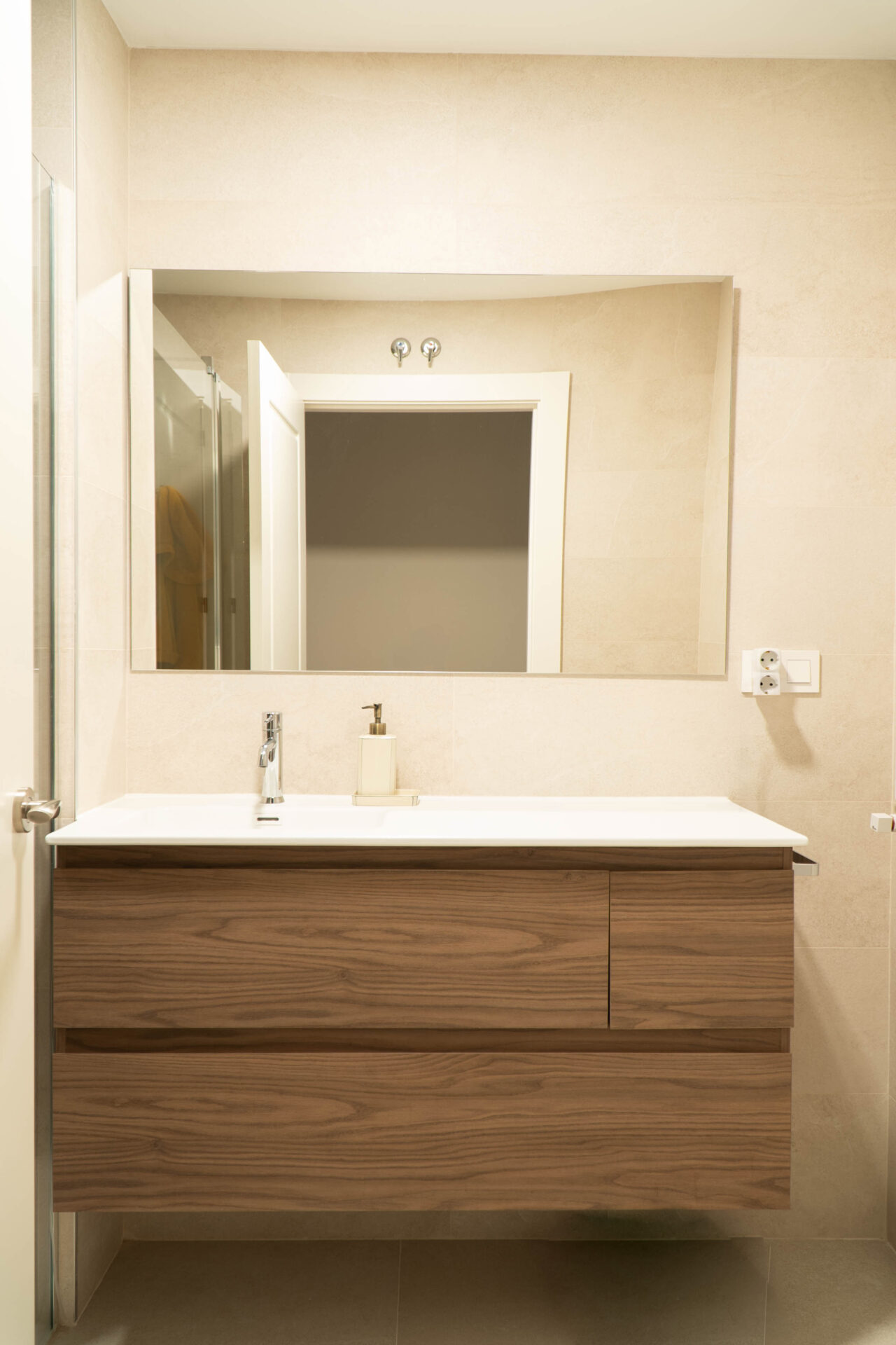 Reforma integral con divisiones de vidrio