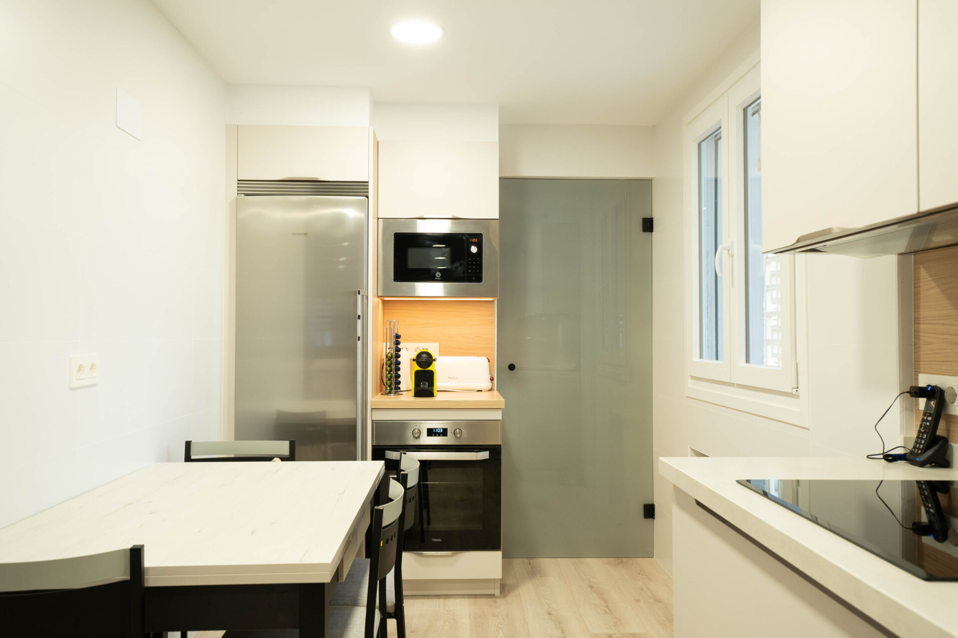 Separador de ambientes con cristal corredizo