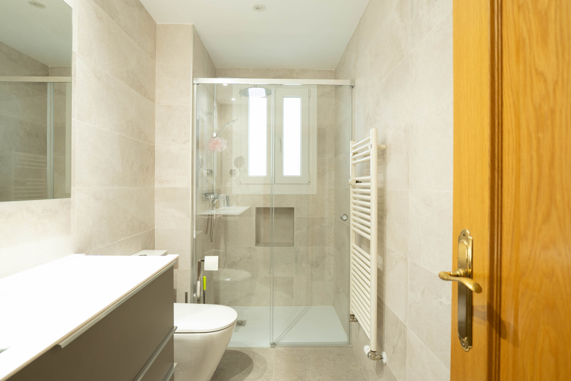 Separador de ambientes con cristal corredizo