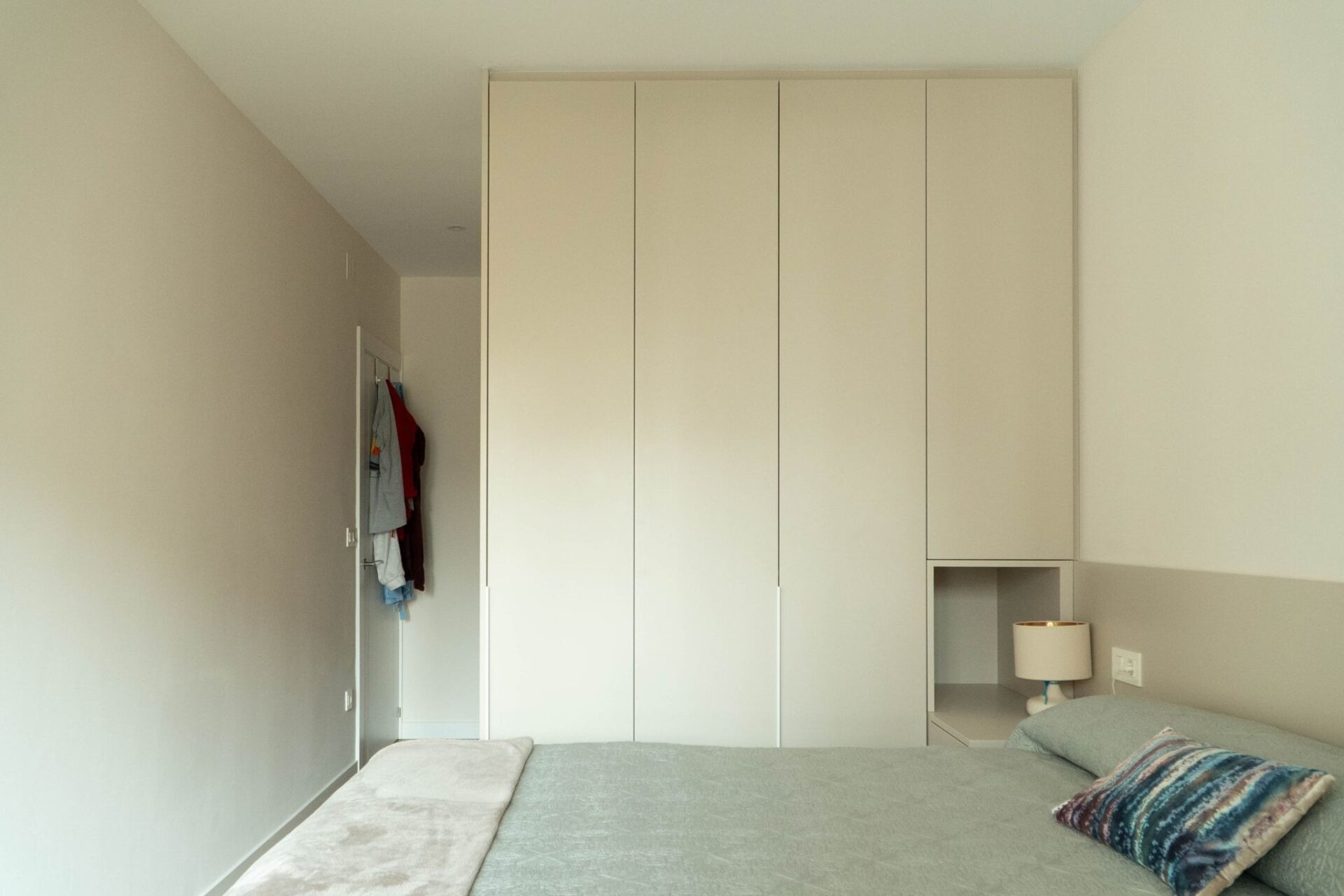 Vestidor abierto o cerrado: cuál elegir según tu dormitorio